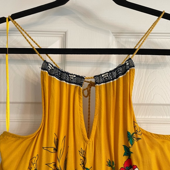 Tye shoulders, and back spring top - Picture 2 of 5